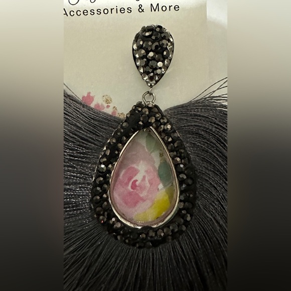 351 Uptown Fashion Haus | NWT Boho Gray Fringe Teardrop Earrings (size OS) - Picture 5 of 8